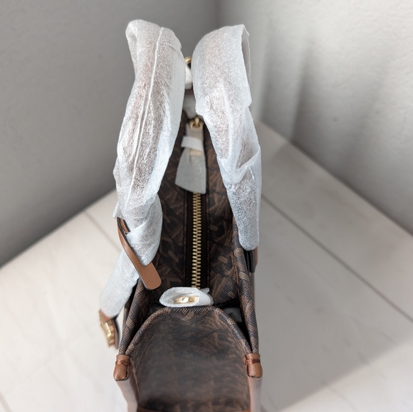 NWT Michael Kors Gigi Small Empire Signature Logo Messenger Bag In Brown - Picture 5 of 5